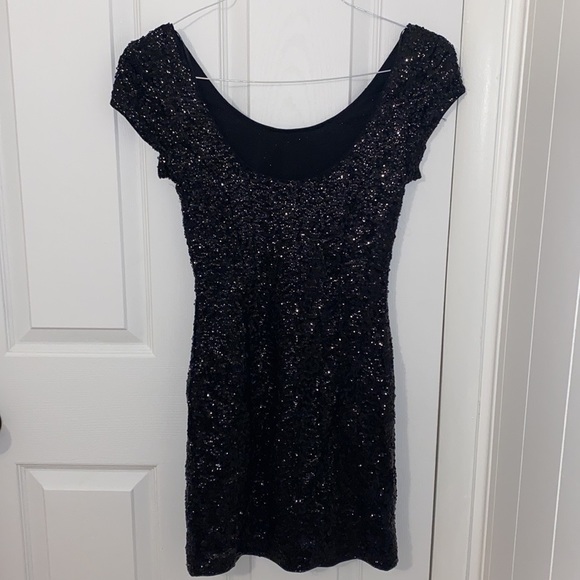 Short Sleeve Sequin Party Dress - Picture 4 of 10
